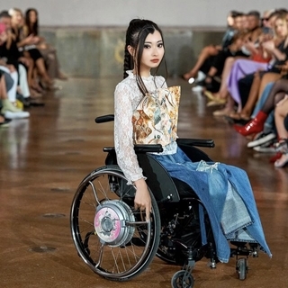 「生まれ変わっても、また自分になりたい」　両足を失った女性がパリコレモデルに、覆された”障がい者への固定観念”