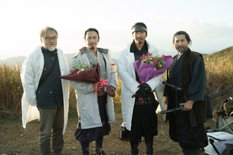 本木雅弘主演『黒牢城』596秒メイキング映像＆写真解禁　宮舘涼太の弓稽古シーンなど舞台裏明かされる