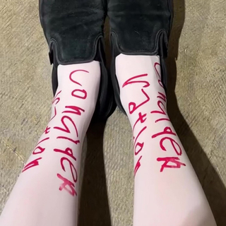 知的障害の弟の“文字”を洋服に、パリコレ参加する姉の想い「“障害”という言葉の距離感を変えたい」