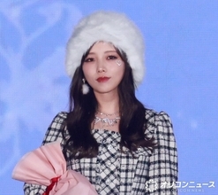 【ガルアワ】与田祐希、絶対領域チラリなクリスマスコーデ プレゼント片手にキュートな笑顔