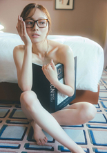 乃木坂46梅澤美波、手足すらりなメガネ読書姿　2nd写真集ラスト先行カット