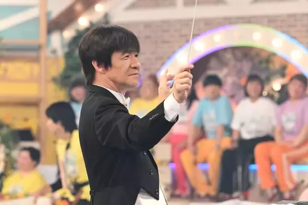 『24時間テレビ』マエストロ・内村光良、90人の大合奏を披露　ランナー・星野真里が涙を浮かべる場面も