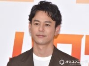 妻夫木聡、“撮了”の佐藤浩市と熱く抱き合う「父のような存在でした」　日曜劇場『ザ・ロイヤルファミリー』での共演回顧でファン感慨「名コンビでした」「めっちゃいい写真」