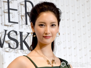 菜々緒、“双子の妹＆父親”とギター手に仲良し3ショット「顔が3倍くらい違うwww」「この姉妹好きすぎる」