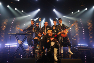 ロバート秋山が歌い続ける『秋山歌謡祭』　氣志團とOne Night限りのコラボ決定「行こうぜ、委託運営の向こうへ」