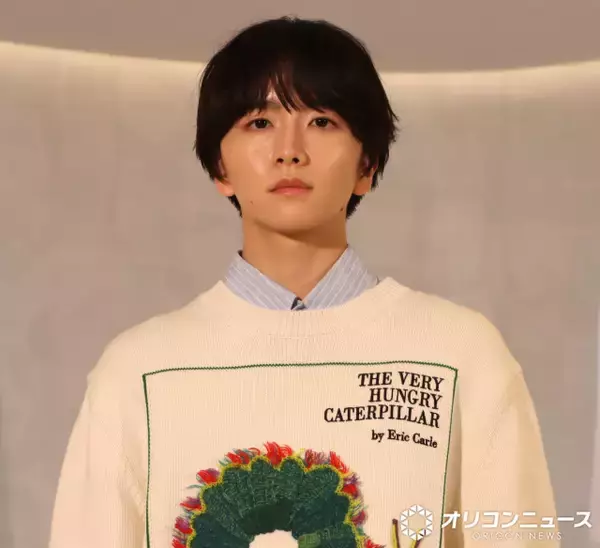 板垣李光人、印象的な“はらぺこあおむし”ニットを披露「ファッションという場で会えてうれしかった」