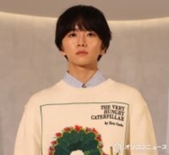 板垣李光人、印象的な“はらぺこあおむし”ニットを披露「ファッションという場で会えてうれしかった」