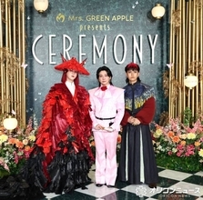 Mrs. GREEN APPLE、“桃太郎”モチーフの和風衣装も見事に着こなす　“お腰”には小さなバッグも…【Mrs. GREEN APPLE presents『CEREMONY』】