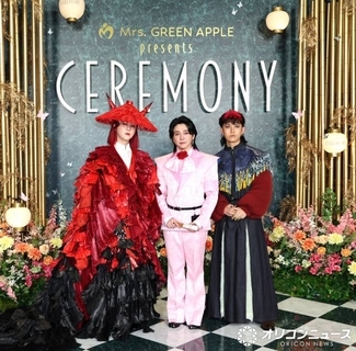Mrs. GREEN APPLE、“桃太郎”モチーフの和風衣装も見事に着こなす　“お腰”には小さなバッグも…【Mrs. GREEN APPLE presents『CEREMONY』】
