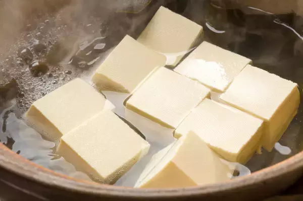 賛否両論シェフ・笠原将弘氏、鍋の季節に“斬新”な湯豆腐レシピを紹介「さすがのアレンジ」「ツナ缶を入れる発想はすごい」「ヘルシーで、簡単」