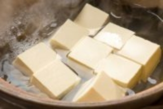 賛否両論シェフ・笠原将弘氏、鍋の季節に“斬新”な湯豆腐レシピを紹介「さすがのアレンジ」「ツナ缶を入れる発想はすごい」「ヘルシーで、簡単」