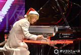 「YOSHIKI、ファンに粋なプレゼント　サンタ姿で「Silent night」を生演奏　今年の『紅白』サプライズはナシ「違う仕事が入ってます」」の画像1