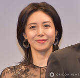 「松嶋菜々子、“父親と腕を組んだ親子2ショット”「笑顔が素敵」「お顔が小さ〜い」「可愛いー」」の画像1