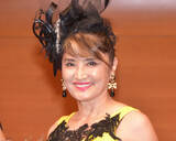 「志穂美悦子、ボルドーカラーの愛車と2ショット　運転で故郷・岡山へ「花生けパフォーマンスとシャンソンを」」の画像1