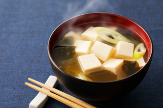 “いつものみそ汁”がワンランク上の味に、日本料理のプロが教える「出汁の取り方」　賛否両論・笠原将弘氏のレシピ動画が20万回再生超えの反響「シンプルで最高」