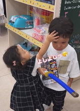 冗談で「置いていこう」と伝えるも「ダメ！」と号泣する兄…おもちゃに夢中の妹をかばう3歳児の尊すぎる”兄妹愛”