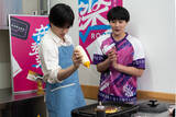 「中島健人、人生初のお好み焼き作りに挑戦　無茶ぶりにも“ケンティー節”全開」の画像1