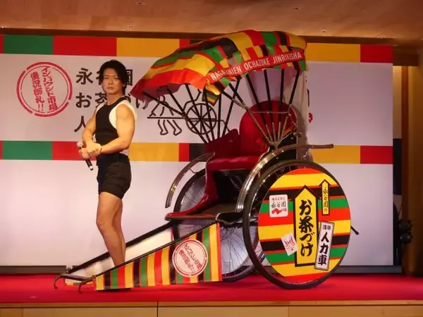 野田クリスタル、はち切れそうなマッチョボディで登場　永谷園"お茶づけ人力車"で俥夫に挑戦