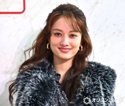 谷まりあ、存在感あふれる“ファー”スタイル　すらり美脚も披露