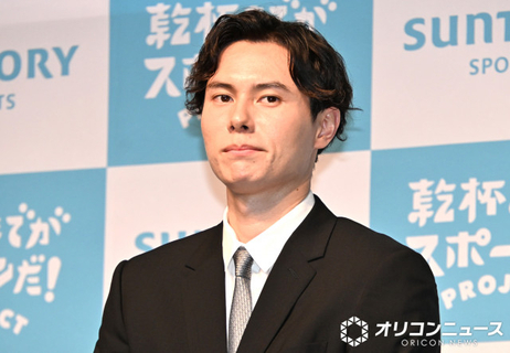 バレーボール・髙橋藍、サントリースポーツとアンバサダー契約　スーツ姿で会見に登壇