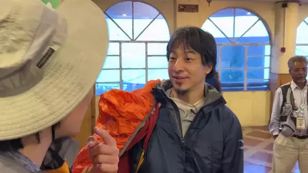 ヒマラヤ山脈の麓で“ひろゆき節”　令和ロマン高比良くるまをド直球イジリ