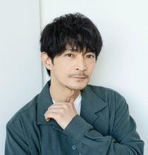 津田健次郎、“母”との2ショット「目元が似てますね！」「優しいお顔立ちが素敵」