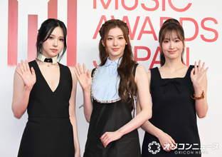 【MAJ2026】MISAMO、大胆コーディネートでレッドカーペット登場　花添える
