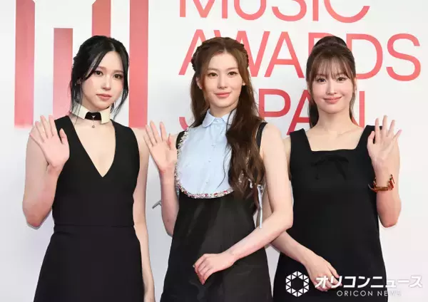 【MAJ2026】MISAMO、大胆コーディネートでレッドカーペット登場　花添える
