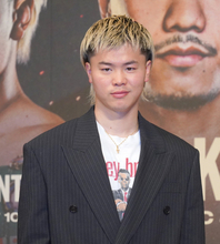那須川天心、井上拓真との“再戦”でダウン奪うも敗戦　退場時の“誘導”担当にも注目集まる