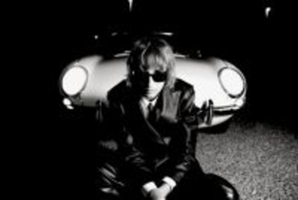 マネスキンのギタリストがソロ始動　ハマ・オカモト×チャド・スミス（RHCP）のリズム隊楽曲も　プロデュースはトム・モレロ（RATM）