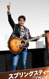 「吉田栄作、高級ギター手に弾き語り熱唱「ちょっと震えている」　舞台あいさつでスプリングスティーンの名曲披露」の画像1