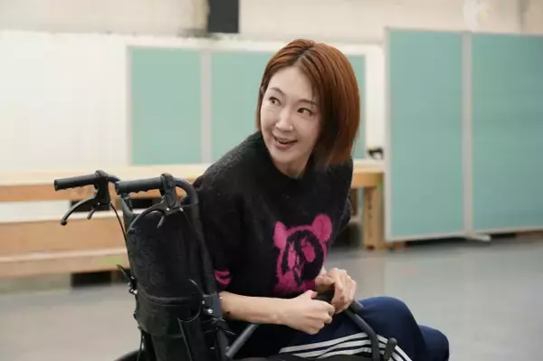 元宝塚トップスター紅ゆずる、車いす姿…“老婆”になりきる　東京都内なのに大阪ゆかりのキャストずらり
