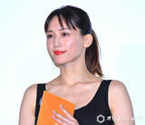 「綾瀬はるか、観客の涙に感動　主演映画初日舞台あいさつに豪華俳優陣と登場」の画像1