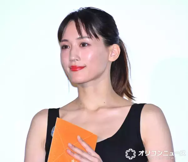 綾瀬はるか、観客の涙に感動　主演映画初日舞台あいさつに豪華俳優陣と登場
