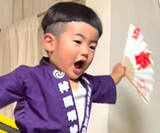 「祖父“お手製のみこし”に堂々と立つ2歳児、驚異の体幹と気勢をあげる姿に「祭りの英才教育ですね」」の画像1