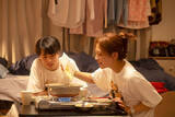 「川口春奈×高杉真宙がお揃いTシャツで鍋を囲う、映画『ママがもうこの世界にいなくても』笑顔溢れる日常を捉えた場面写真＆ショートPV解禁」の画像1