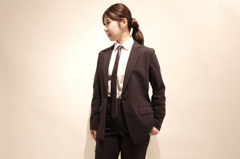 ”メンズライク”トレンドで『レディーススタイルのネクタイ』誕生　Z世代の服選び「周囲と同じよりも自分らしさ」