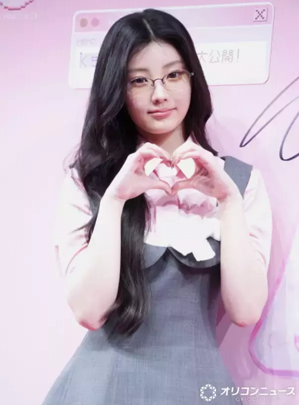 ILLIT・WONHEE（ウォンヒ）、“オフィススタイル”披露　来日イベントに笑顔「とてもうれしい」