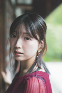 “令和の人文女王”三宅香帆、撮り下ろしに挑戦　文芸評論家のイメージと異なる一面を見せる「勉強になりました」