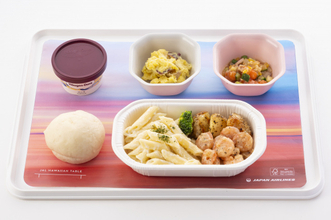 JAL、ハワイ便などの新機内食「夏メニュー」披露　国際線・国内線ファーストクラスの食事も【一覧】