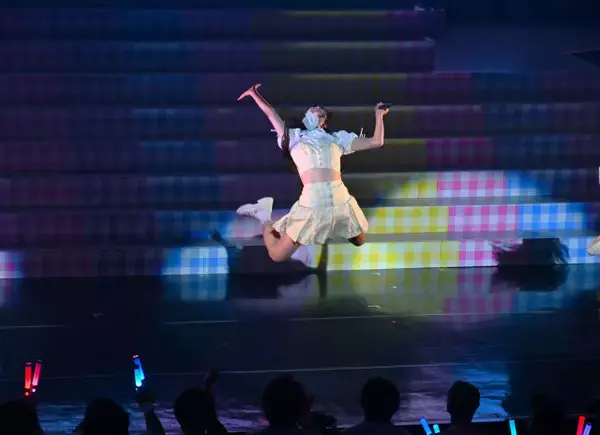 AKB48伊藤百花、ももクロ曲カバーで魅せた“エビ反りジャンプ”にファン衝撃「本家に負けず劣らずで鳥肌たった！」