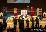 「ガッツ石松さんお別れ会“らしさ全開”　記念撮影でガッツポーズ　祭壇のバックにはリング」の画像1