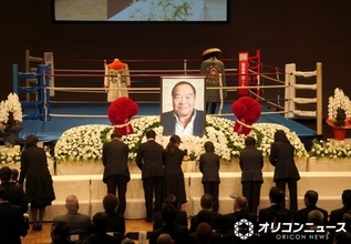 ガッツ石松さんお別れ会“らしさ全開”　記念撮影でガッツポーズ　祭壇のバックにはリング