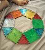 「三角と四角から“丸”を生み出した…5歳児の発想力に「これは将来理数系」「多角形が丸に見えるのを5才で気づけるのは、もはや天才」」の画像1