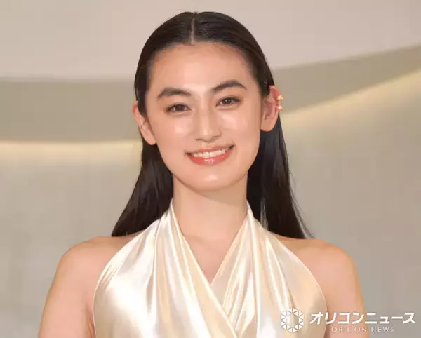 滋賀出身・八木莉可子、心斎橋に独創的スタイルで登場　幼い頃から見ていた関西ローカル番組への出演に喜び