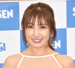 42歳・熊田曜子「人生初のサーフィンに」　美脚チラリ「カッコよくて可愛く素敵です」