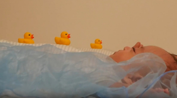 双子の赤ちゃんの呼吸がつくる“平和の波”、泳ぐアヒルに「なんだこれ！かわいすぎだろ」「尊い映像をありがとう」