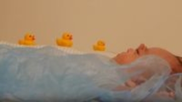 双子の赤ちゃんの呼吸がつくる“平和の波”、泳ぐアヒルに「なんだこれ！かわいすぎだろ」「尊い映像をありがとう」