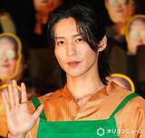 「Snow Man目黒蓮、主演映画初日興収4億円超のロケットスタートで笑顔　高橋文哉とエプロン姿で登壇」の画像1