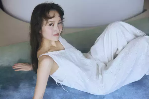 百田夏菜子、夏の爽やかコーデ披露　小柄女性向けブランド「COHINA」ビジュアルに登場「サイズのぴったり感には感動で…！」